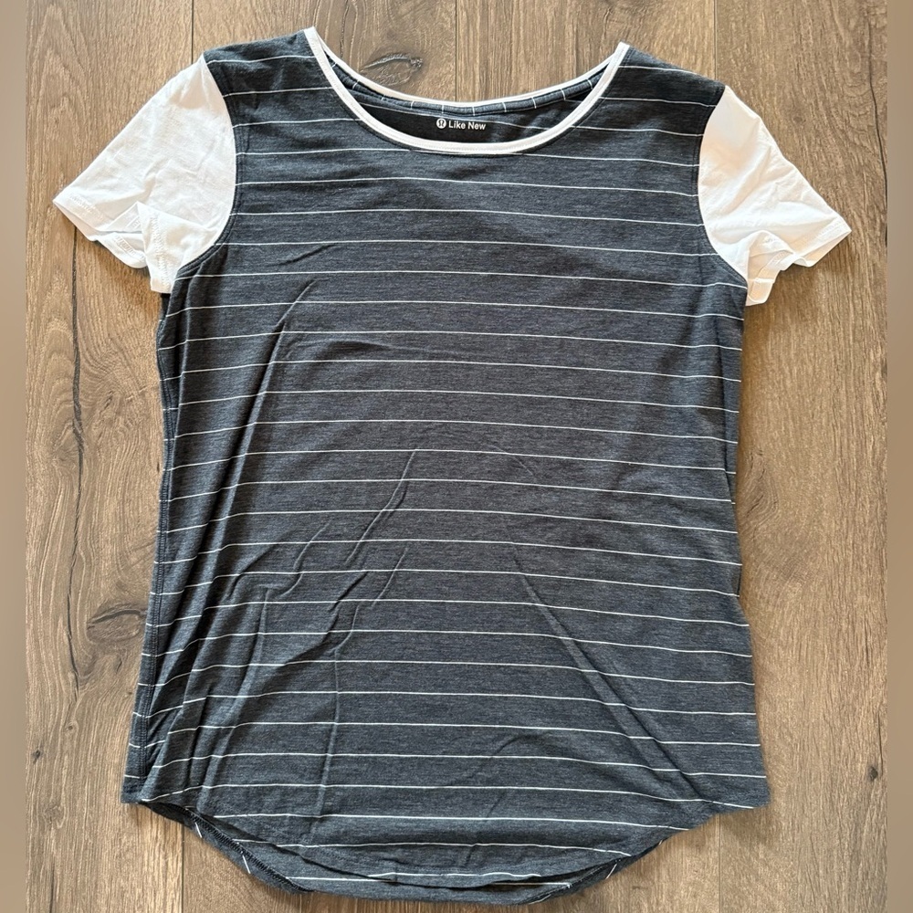 Lululemon Lightweight Athletic Short Sleeve shirt Size Small